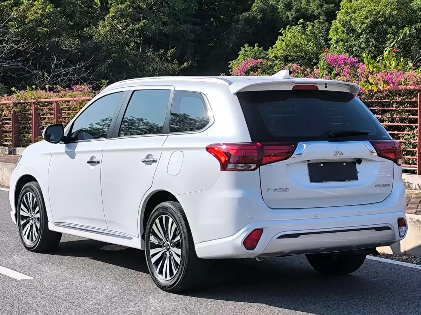 Mitsubishi Outlander 2021 — Photo 5/18