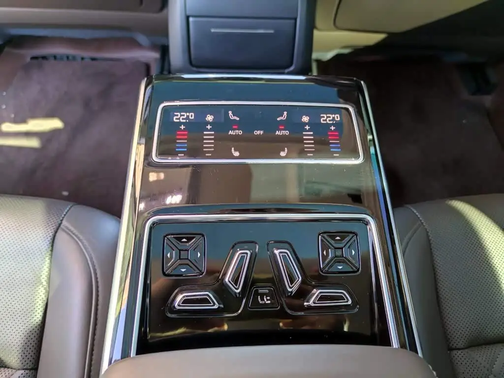 Audi A8 2022 — ფოტო 15/20