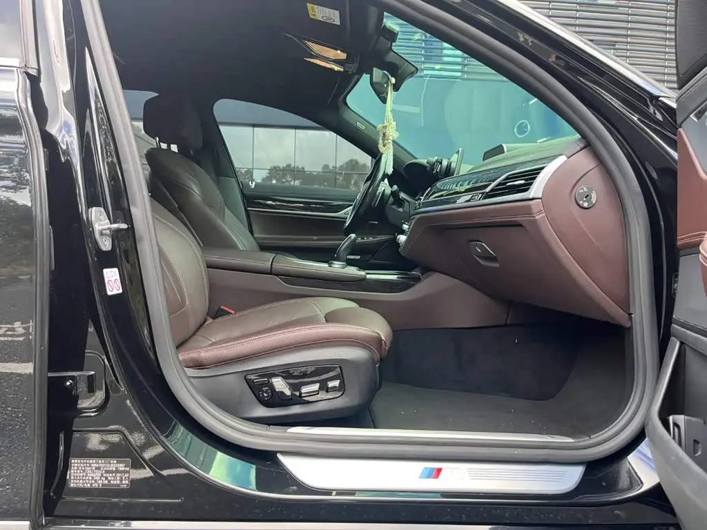 BMW 7 Series 2018 — Photo 9/15