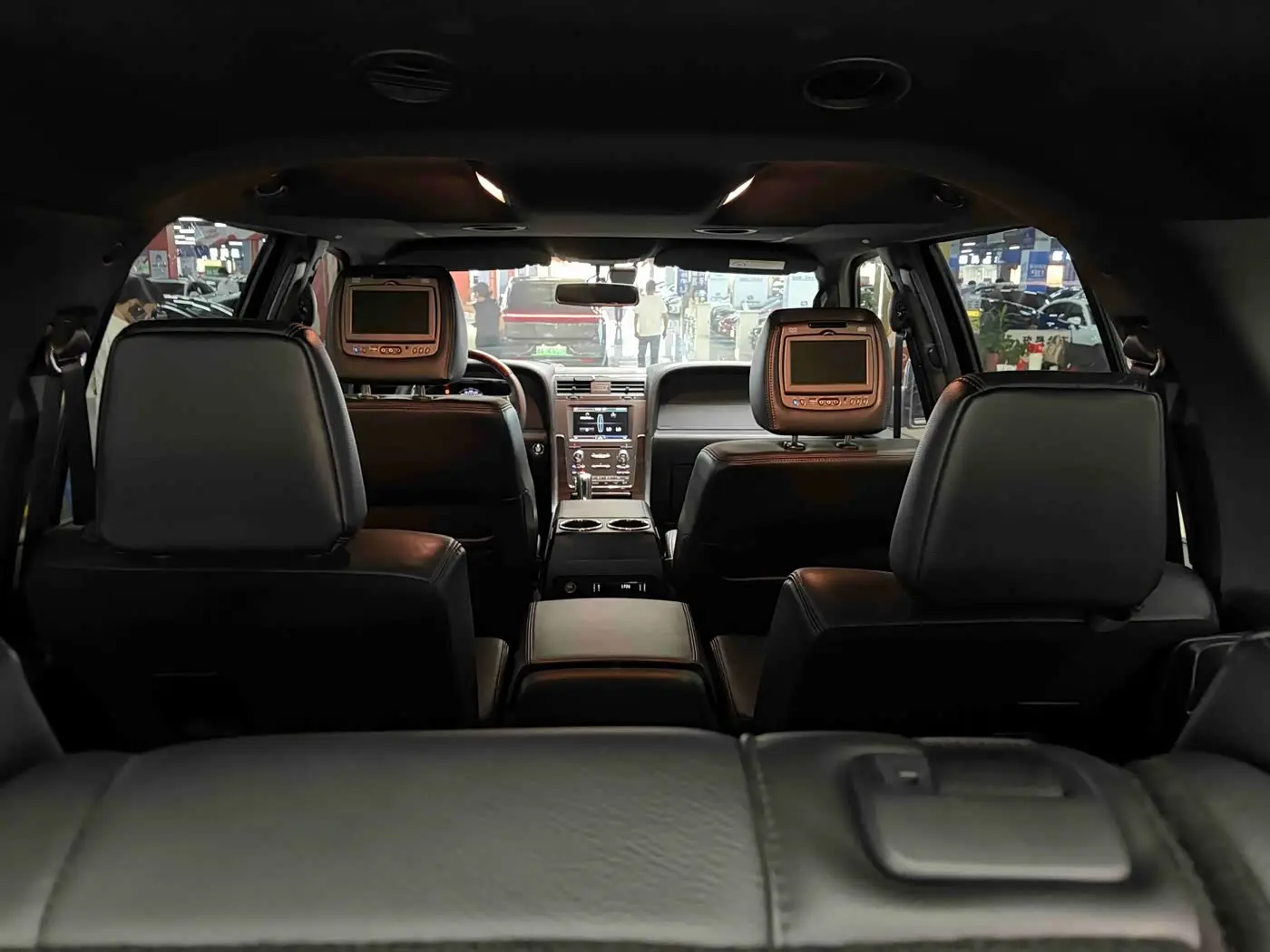 Lincoln Navigator 2016 — ფოტო 14/18