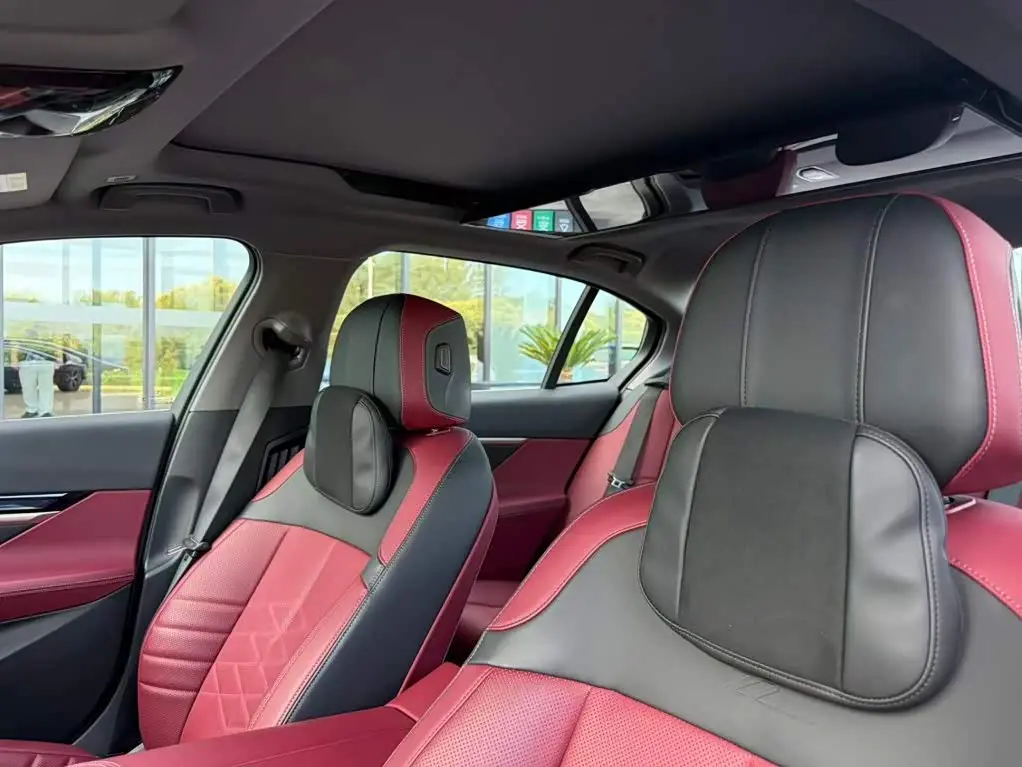 BMW 5 Series 2025 — Photo 13/19