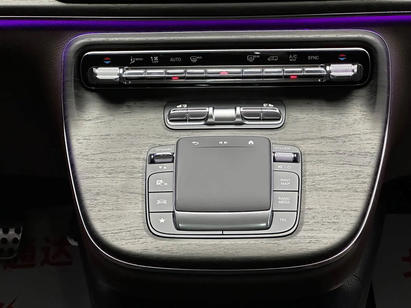 Mercedes-Benz V-Class 2024 — Photo 12/17