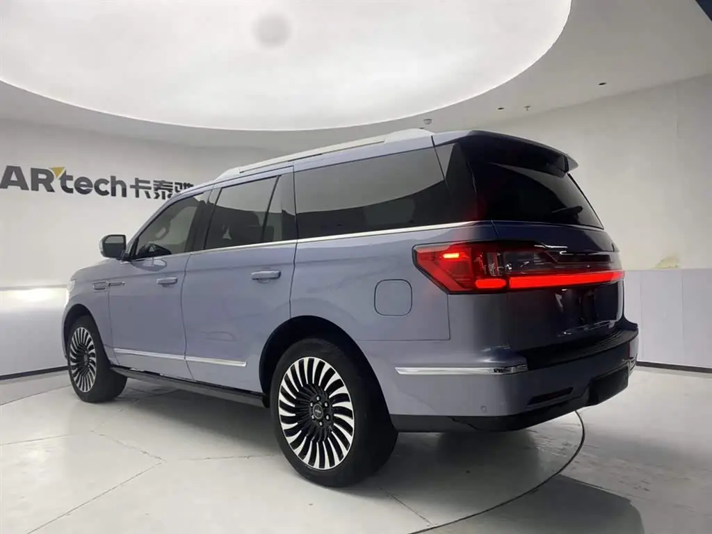 Lincoln Navigator 2023 — Photo 7/20