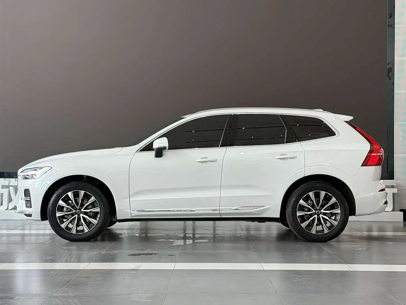 Volvo XC60 2023 — Фото 4/9