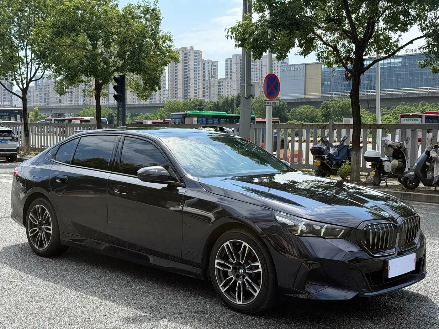 BMW 5 Series 2025 — Photo 1/20