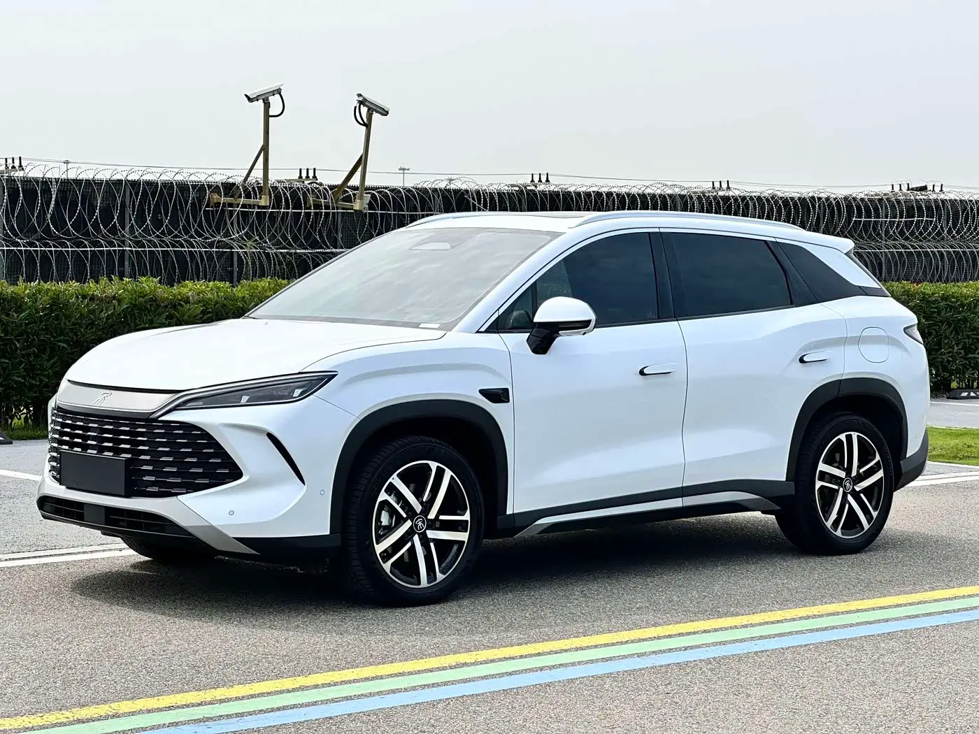 BYD Song L DM-i 2025 — Фото 1/20
