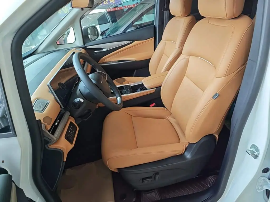 SAIC Maxus Maxus G50 PHEV 2025 — Фото 15/20
