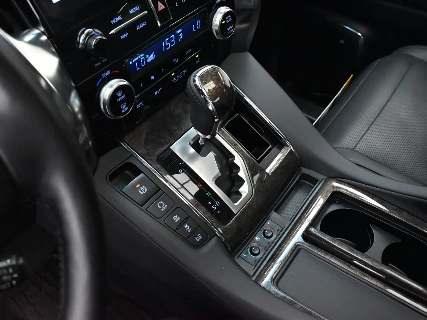 Toyota Vellfire 2022 — Photo 14/20