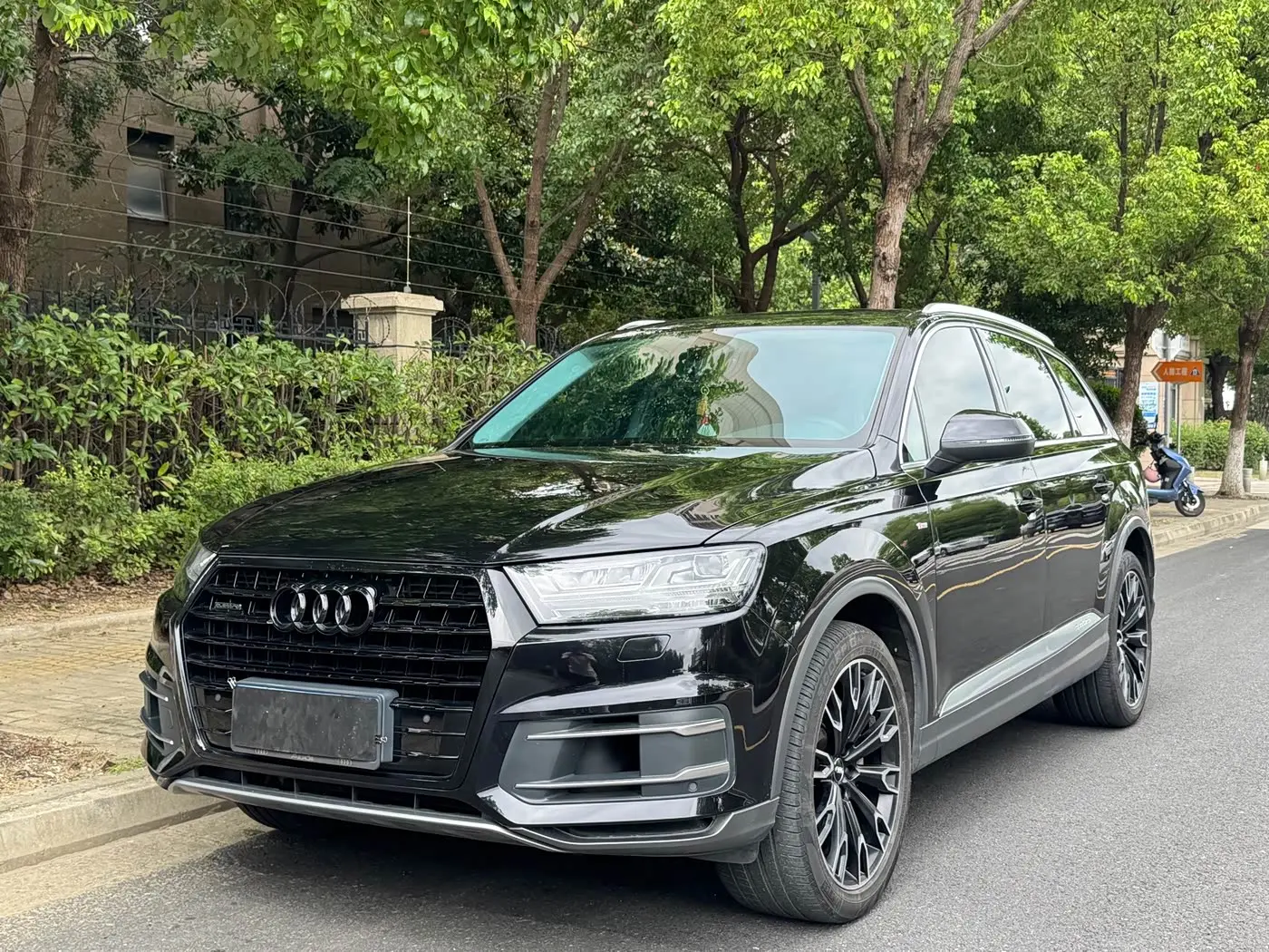 Audi Q7 2018 — Фото 1/15