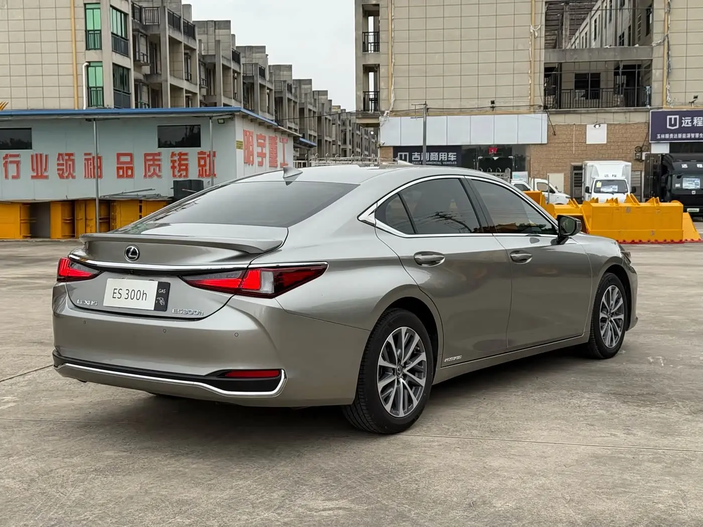 Lexus ES 2022 — Photo 9/10