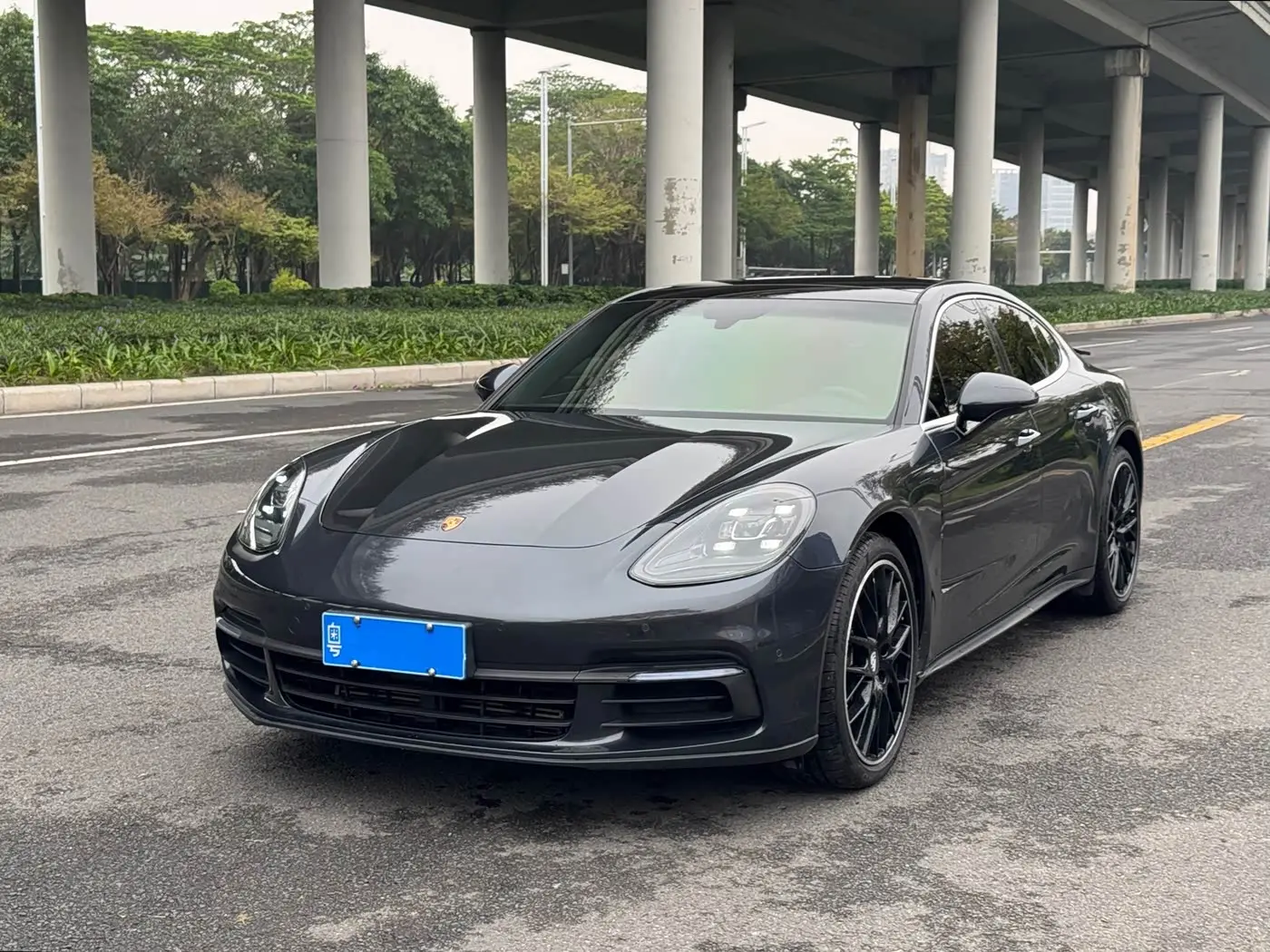 Porsche Panamera 2018 — Фото 1/13