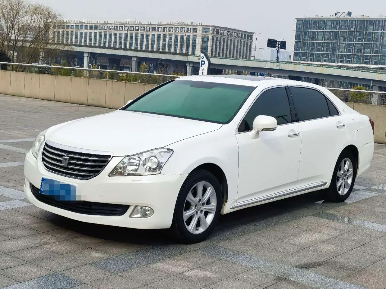 Toyota Crown 2010 — Photo 1/18