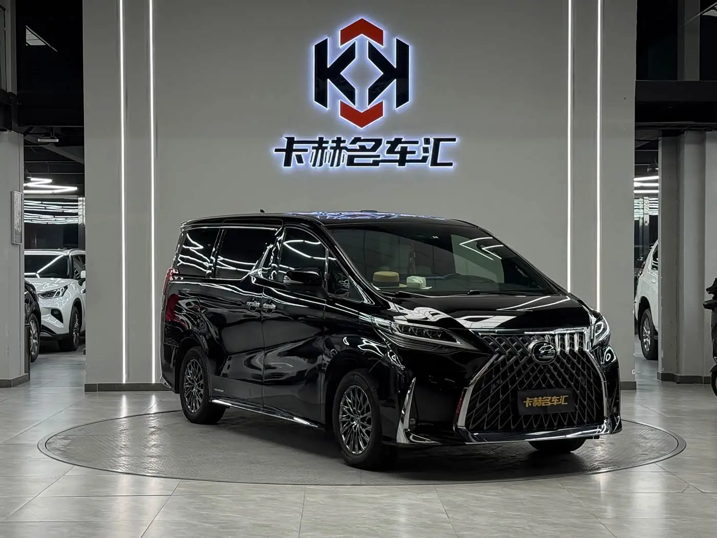 Lexus LM 2021 — Photo 1/15