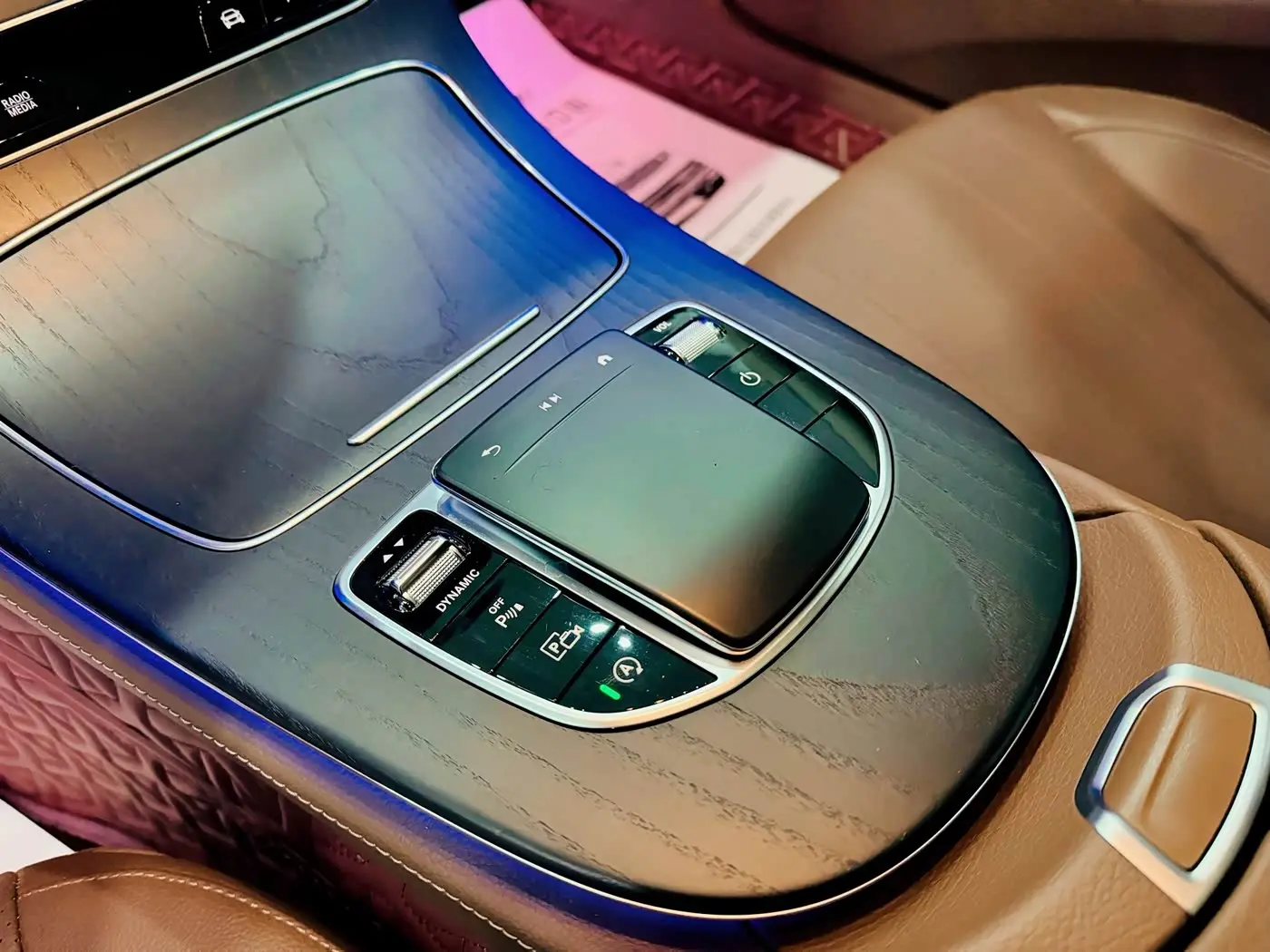 Mercedes-Benz E-Class 2022 — Photo 16/19