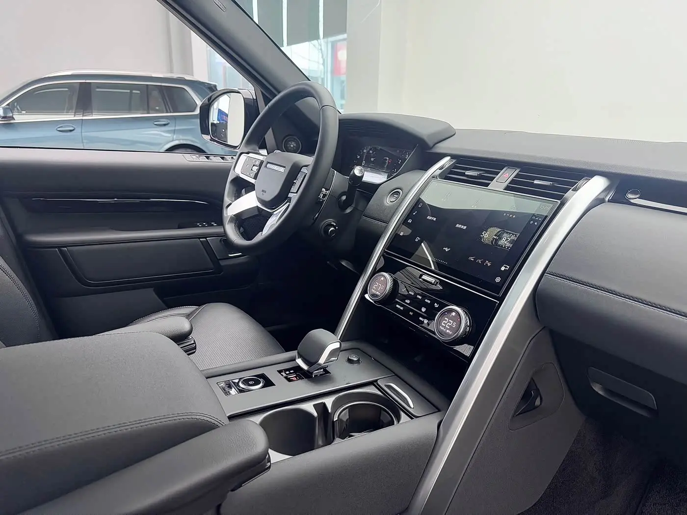 Land Rover Discovery 2025 — Фото 18/20