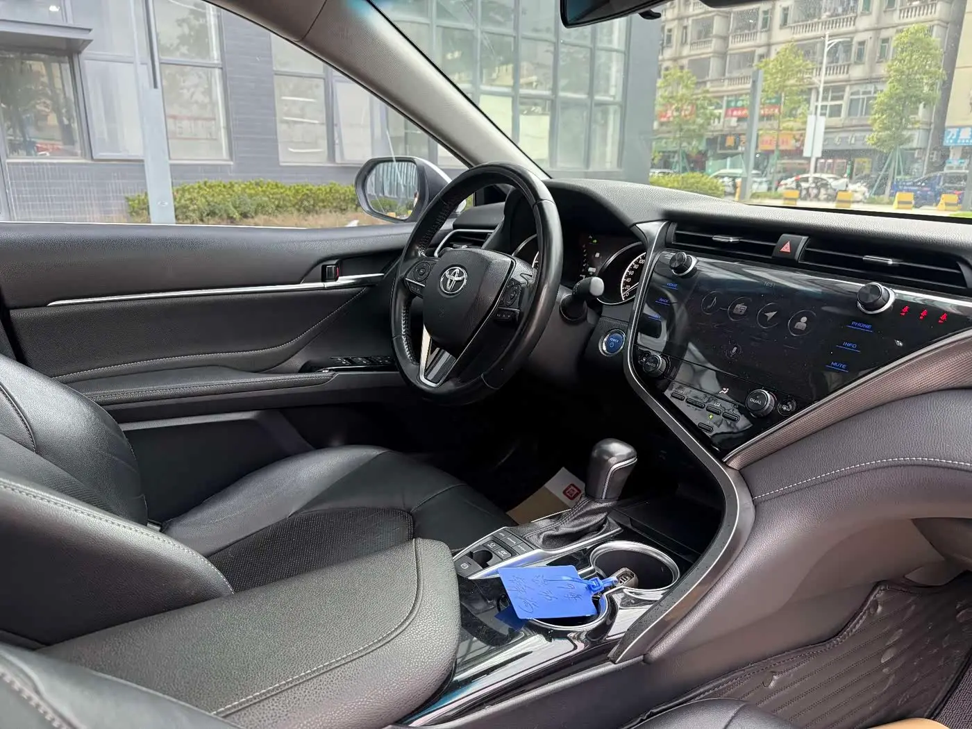 Toyota Camry 2019 — Photo 8/14
