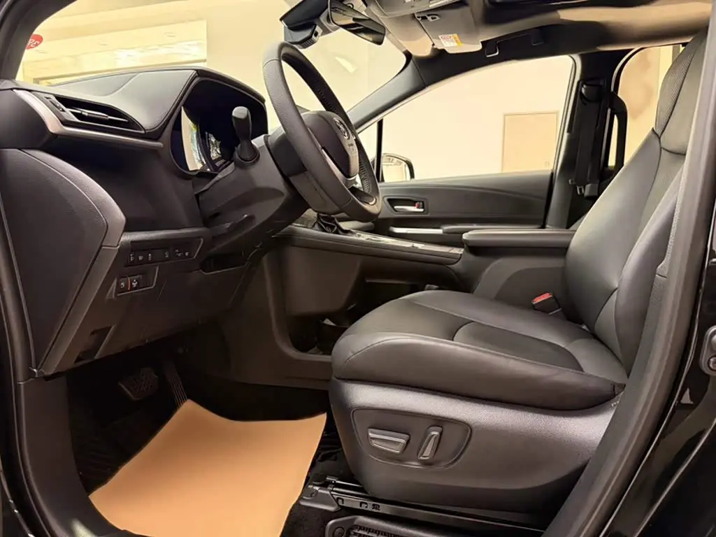 Toyota Granvia 2025 — Photo 7/20