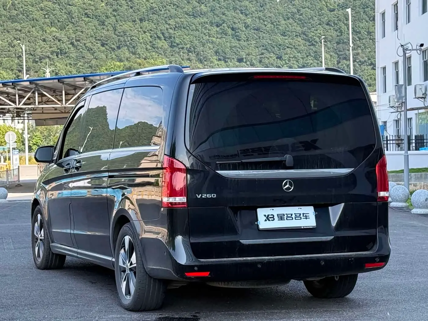 Mercedes-Benz V-Class 2023 — Photo 17/19