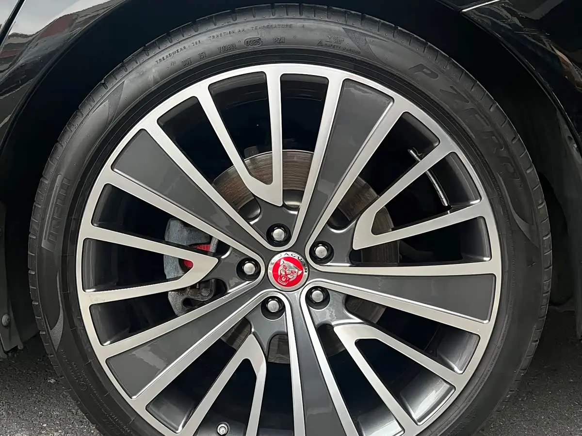 Jaguar XJ 2019 — Photo 4/17