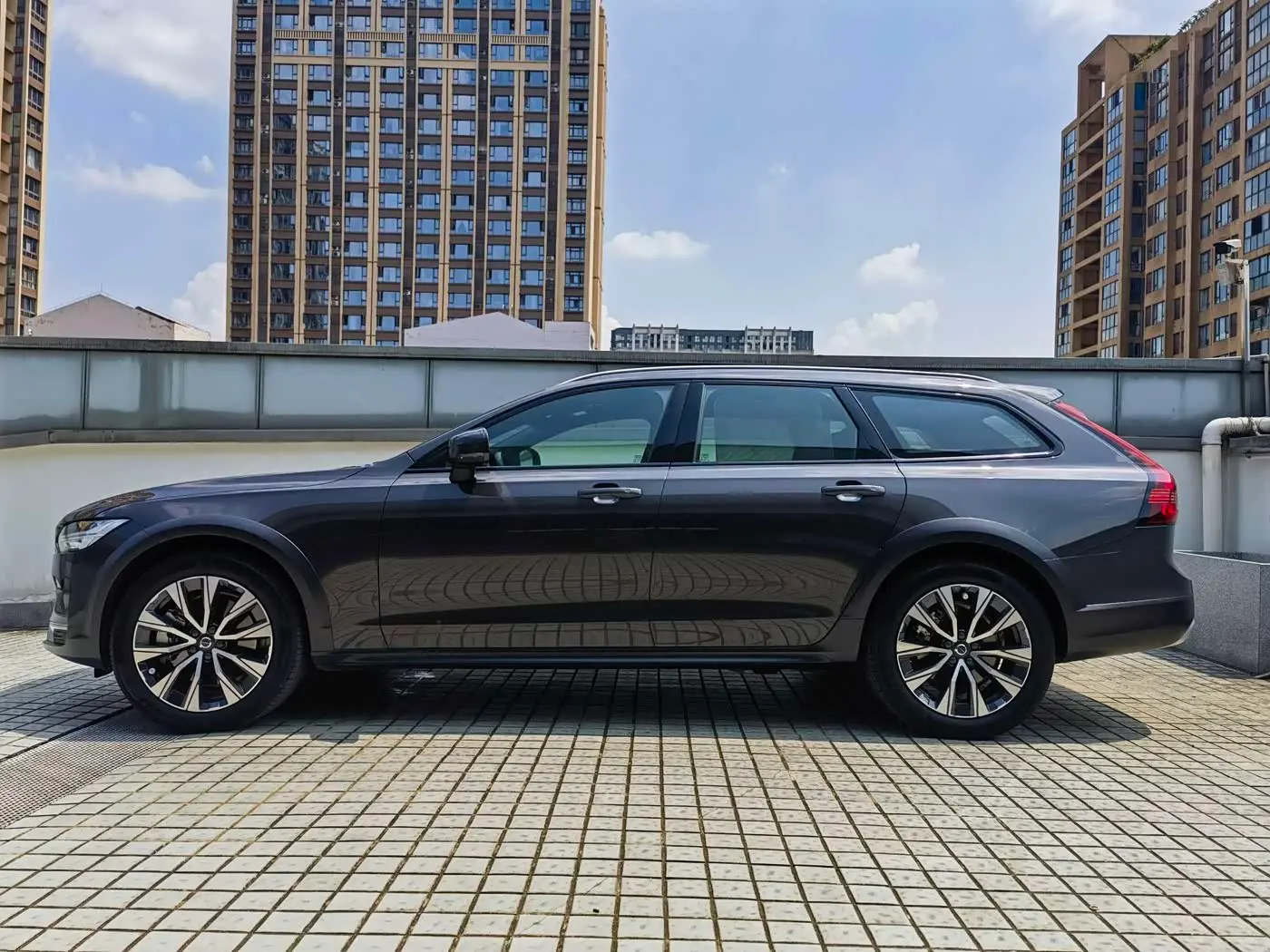 Volvo V90 2023 — Photo 2/16