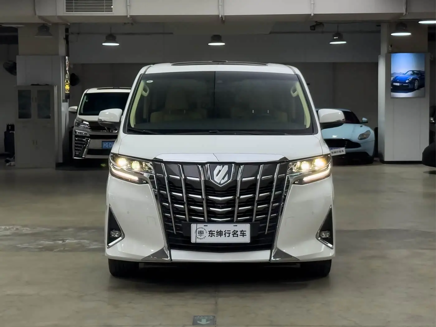 Toyota Alphard 2020 — Photo 2/20