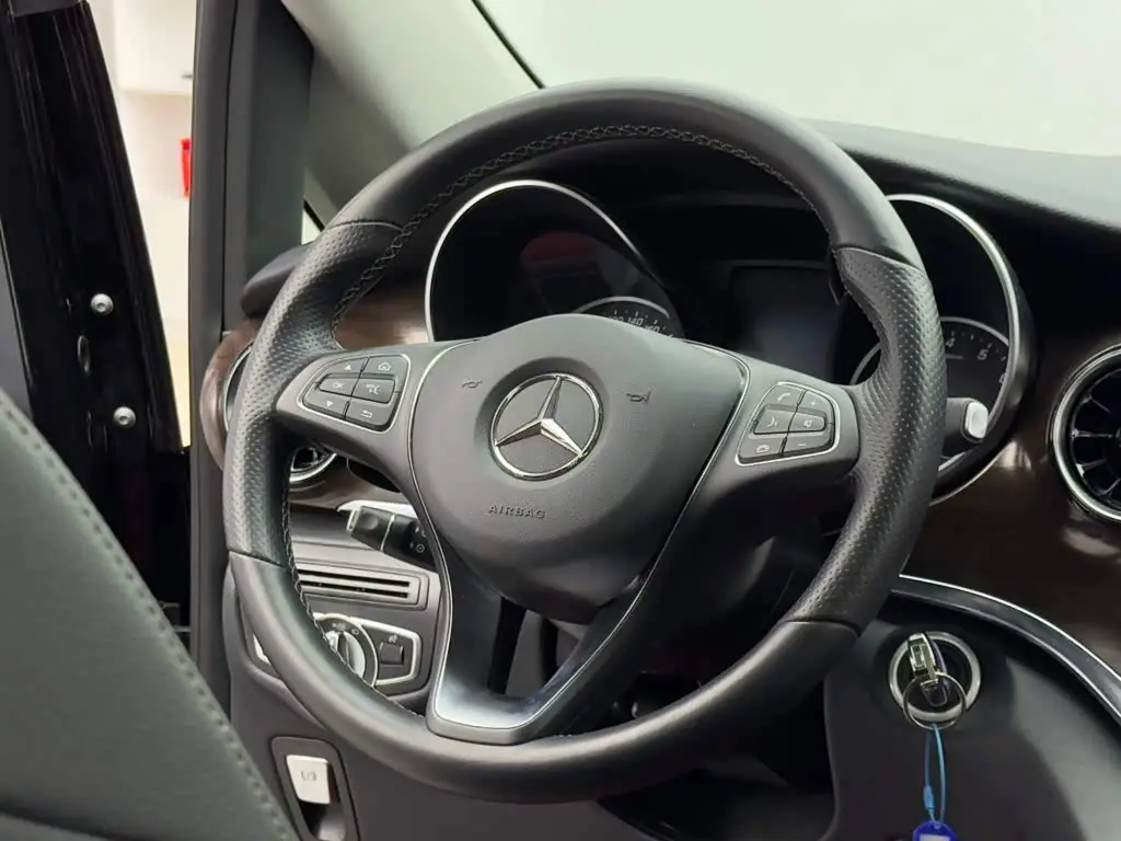 Mercedes-Benz V-Class 2021 — Photo 13/17
