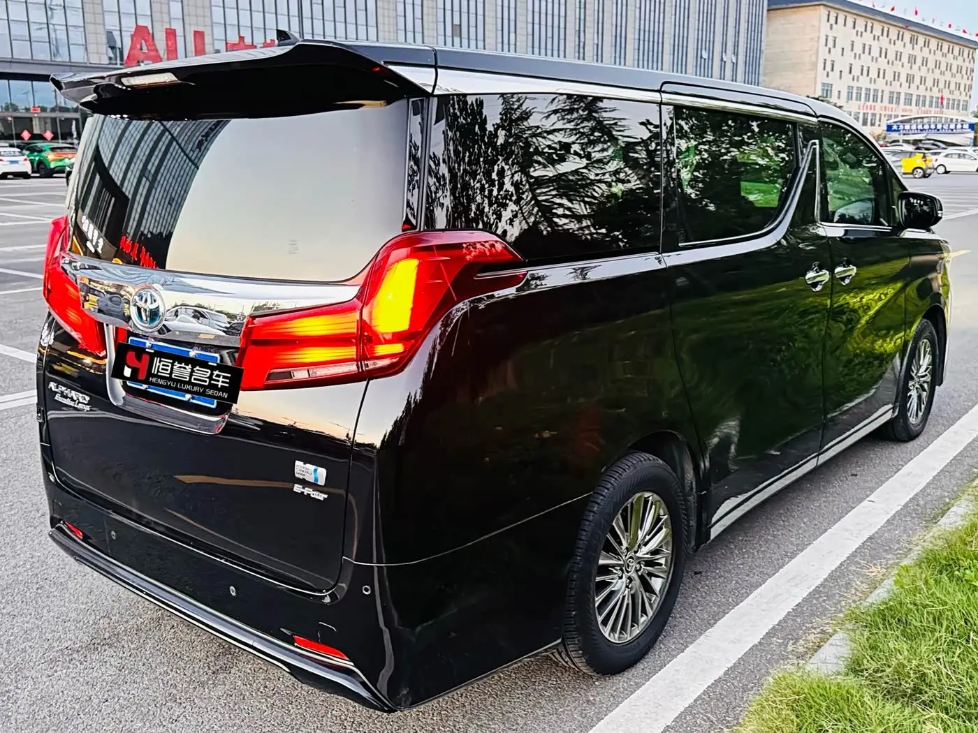 Toyota Alphard 2022 — Photo 17/19