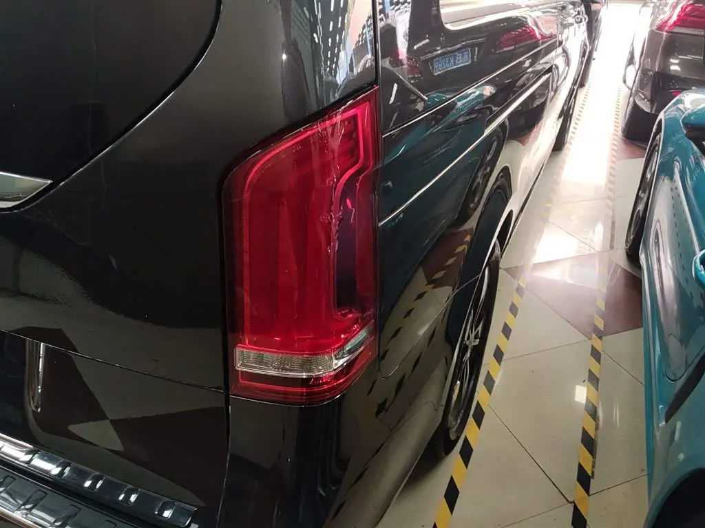 Mercedes-Benz V-Class 2020 — Photo 8/20
