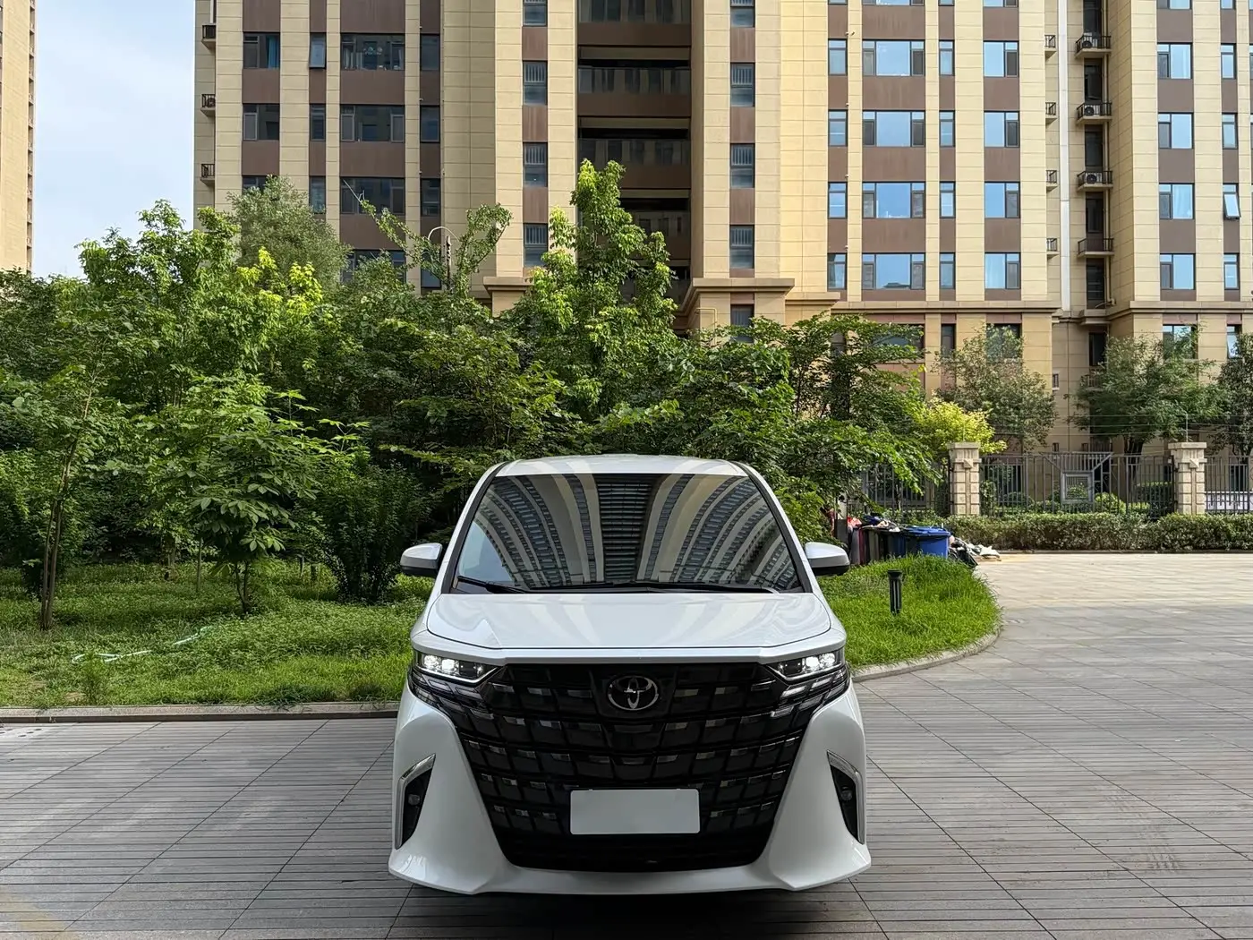 Toyota Alphard 2023 — Photo 3/17