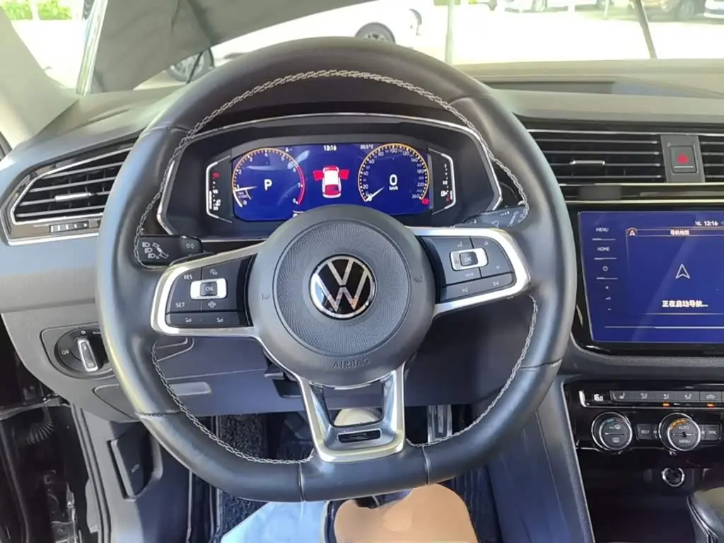 Volkswagen Tiguan L 2021 — Photo 11/20