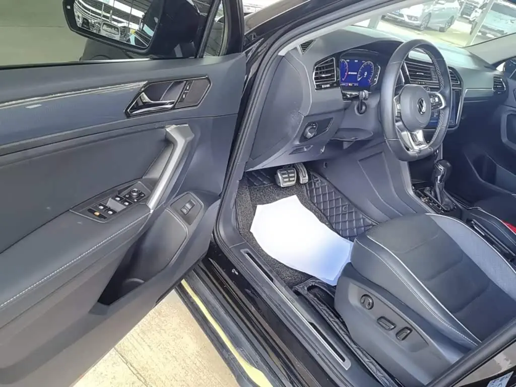 Volkswagen Tiguan L 2021 — Photo 16/20