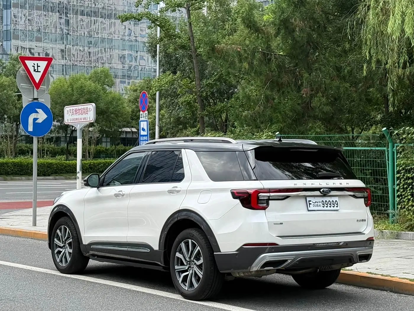 Ford Explorer 2023 — Photo 7/20