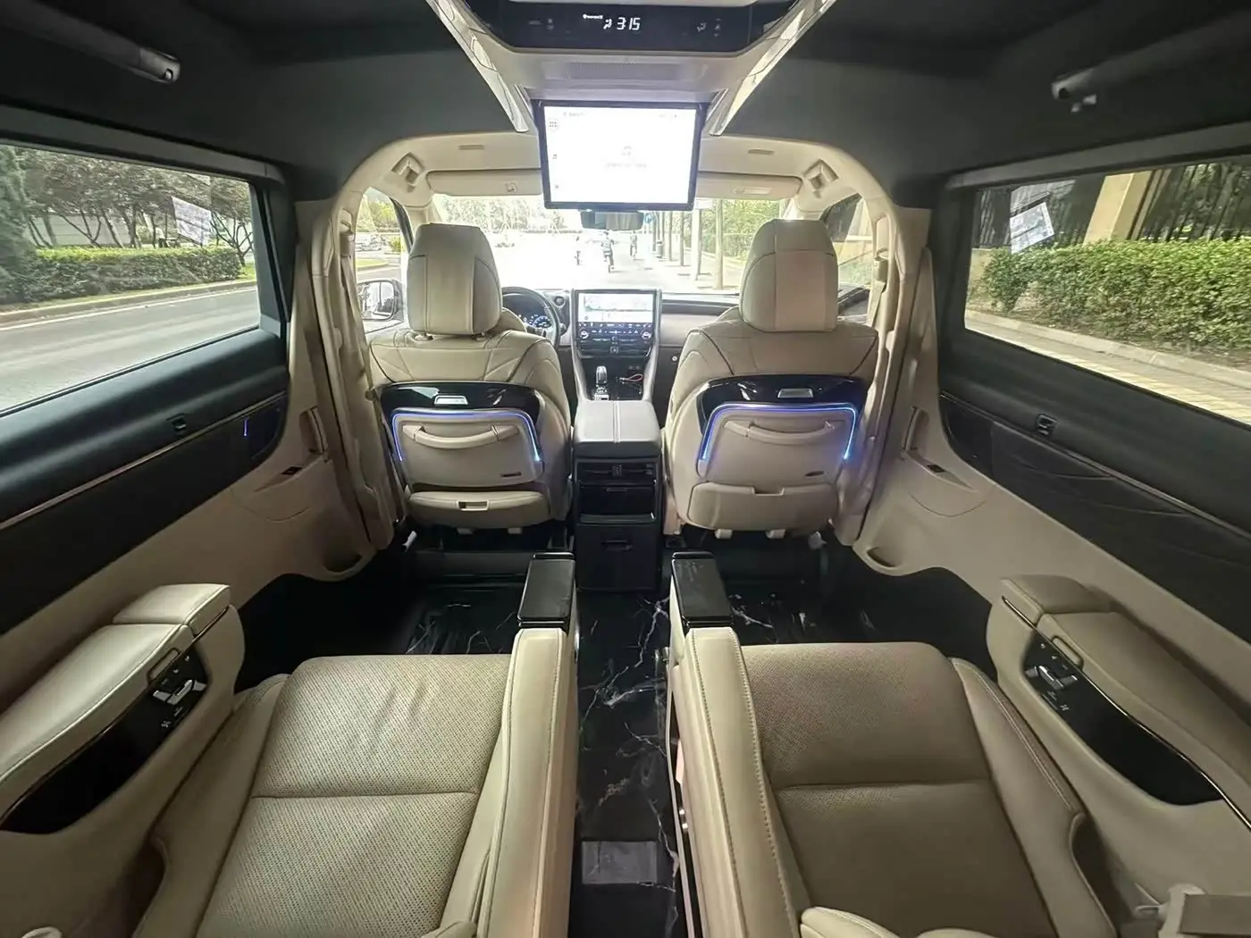 Toyota Alphard 2023 — Photo 5/9