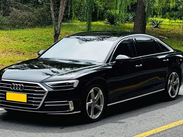 Audi A8 2018 — Фото 1/17