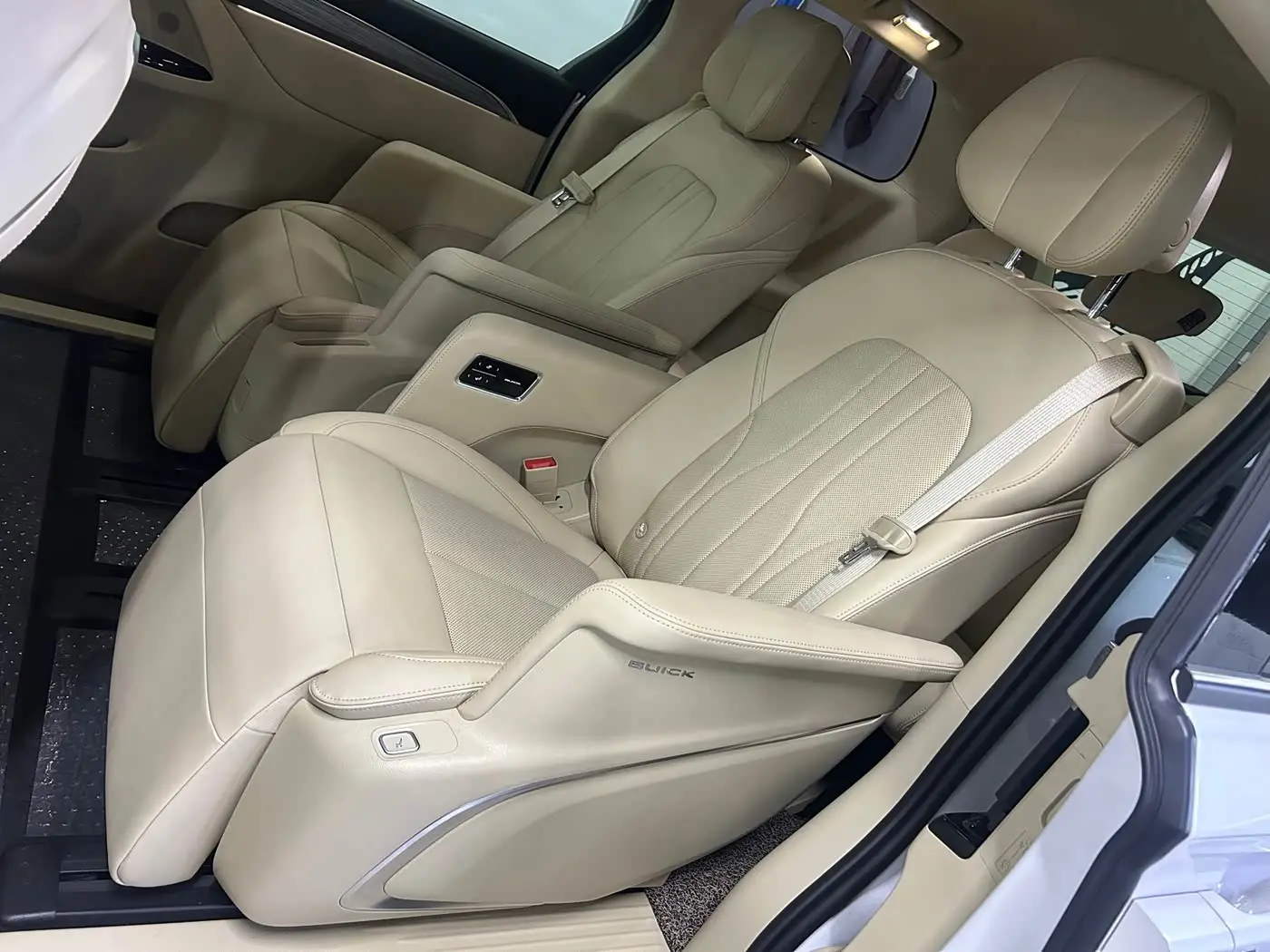 Buick GL8 New Energy 2025 — Фото 18/20