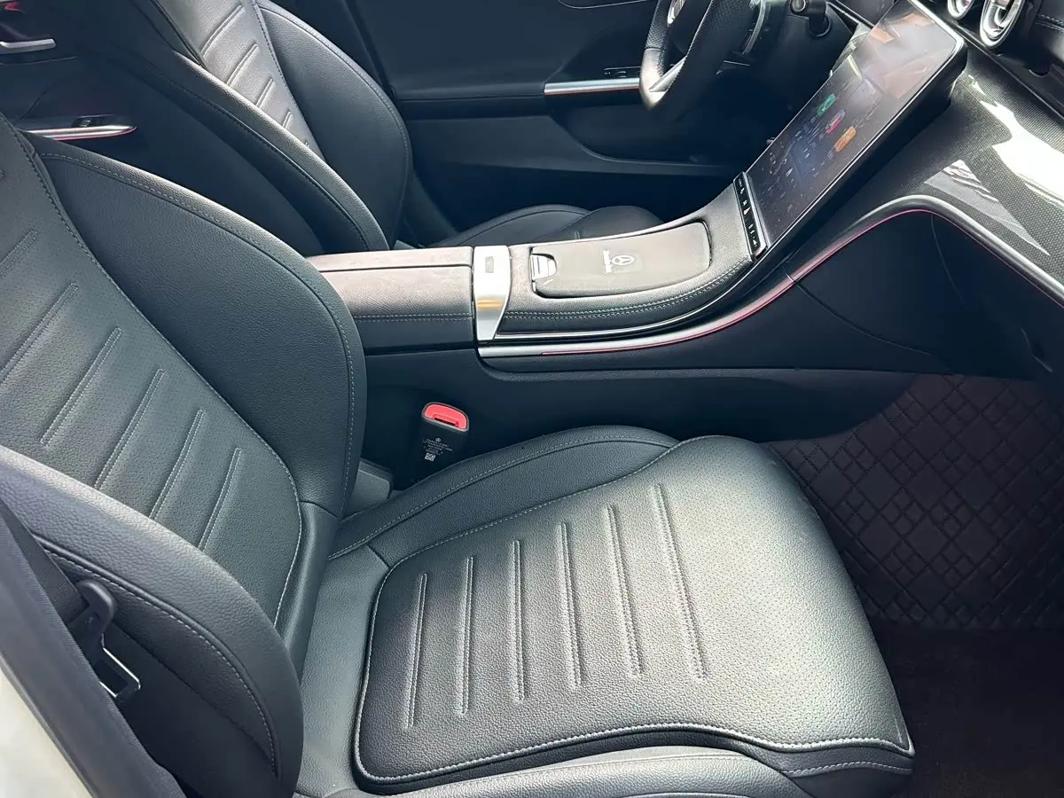 Mercedes-Benz C-Class 2025 — Photo 14/16