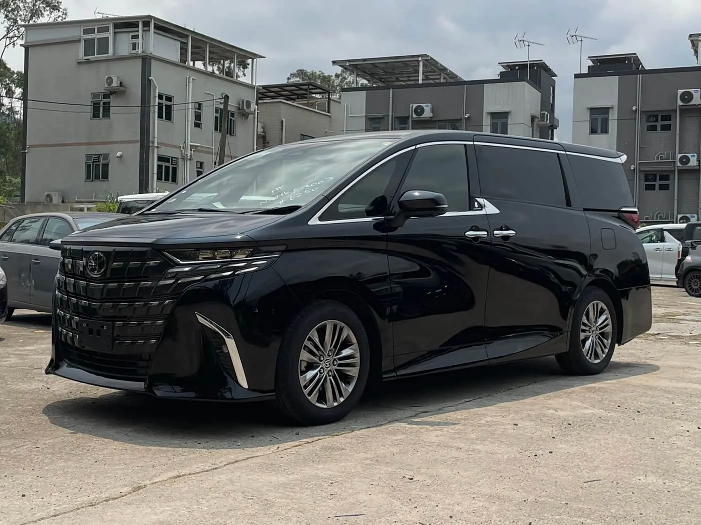 Toyota Alphard 2025 — Photo 1/14
