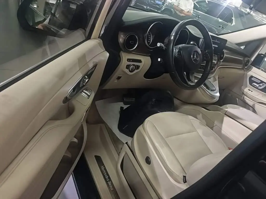 Mercedes-Benz V-Class 2022 — Photo 16/20