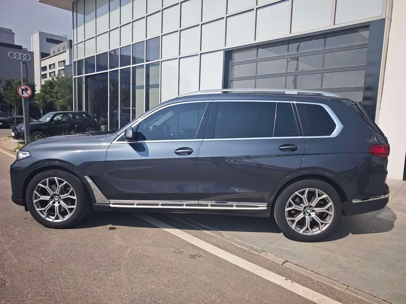 BMW X7 2021 — Фото 2/15