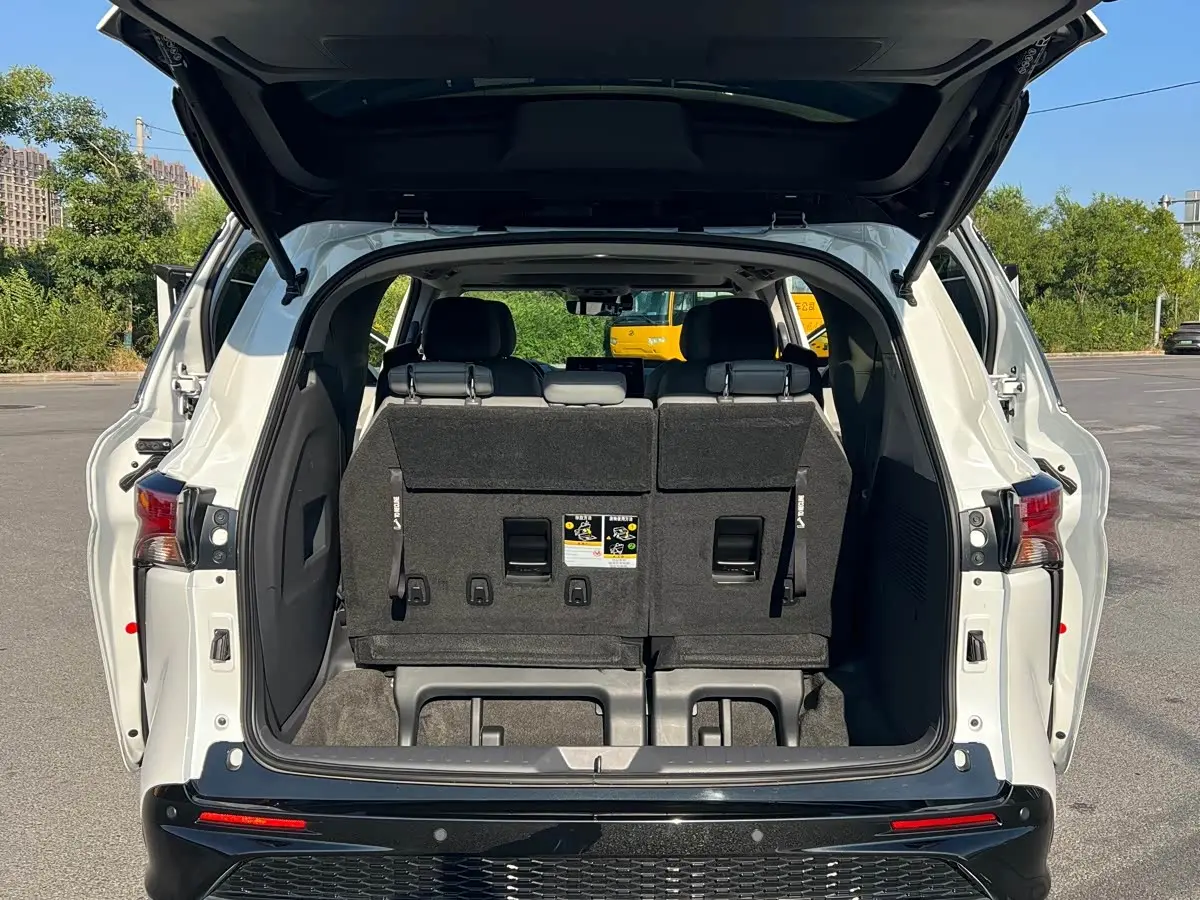 Toyota Granvia 2023 — Photo 12/15