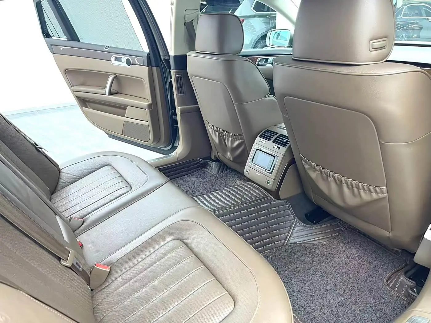 Volkswagen Phaeton 2017 — Photo 9/15