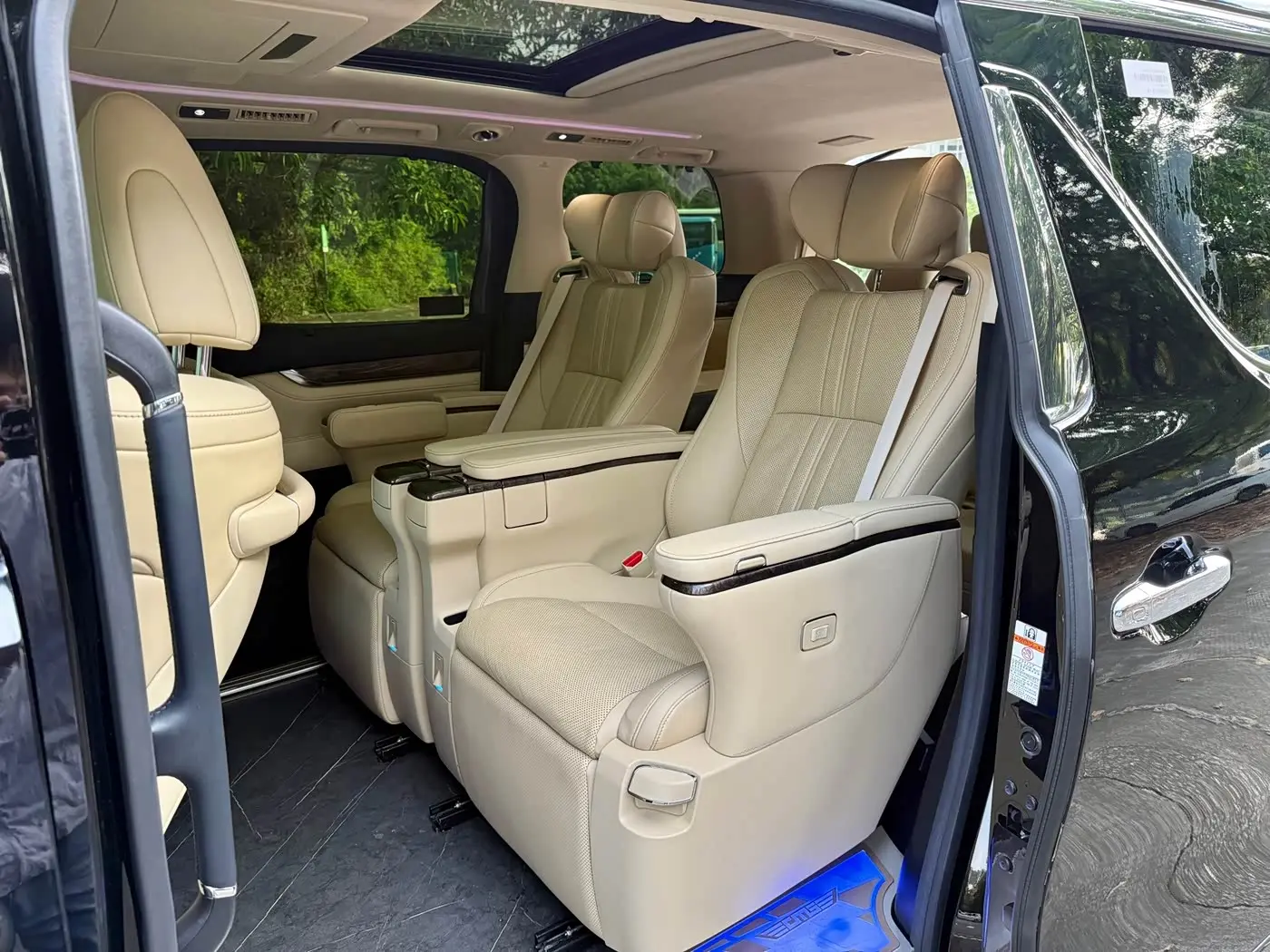Toyota Alphard 2021 — Photo 10/20