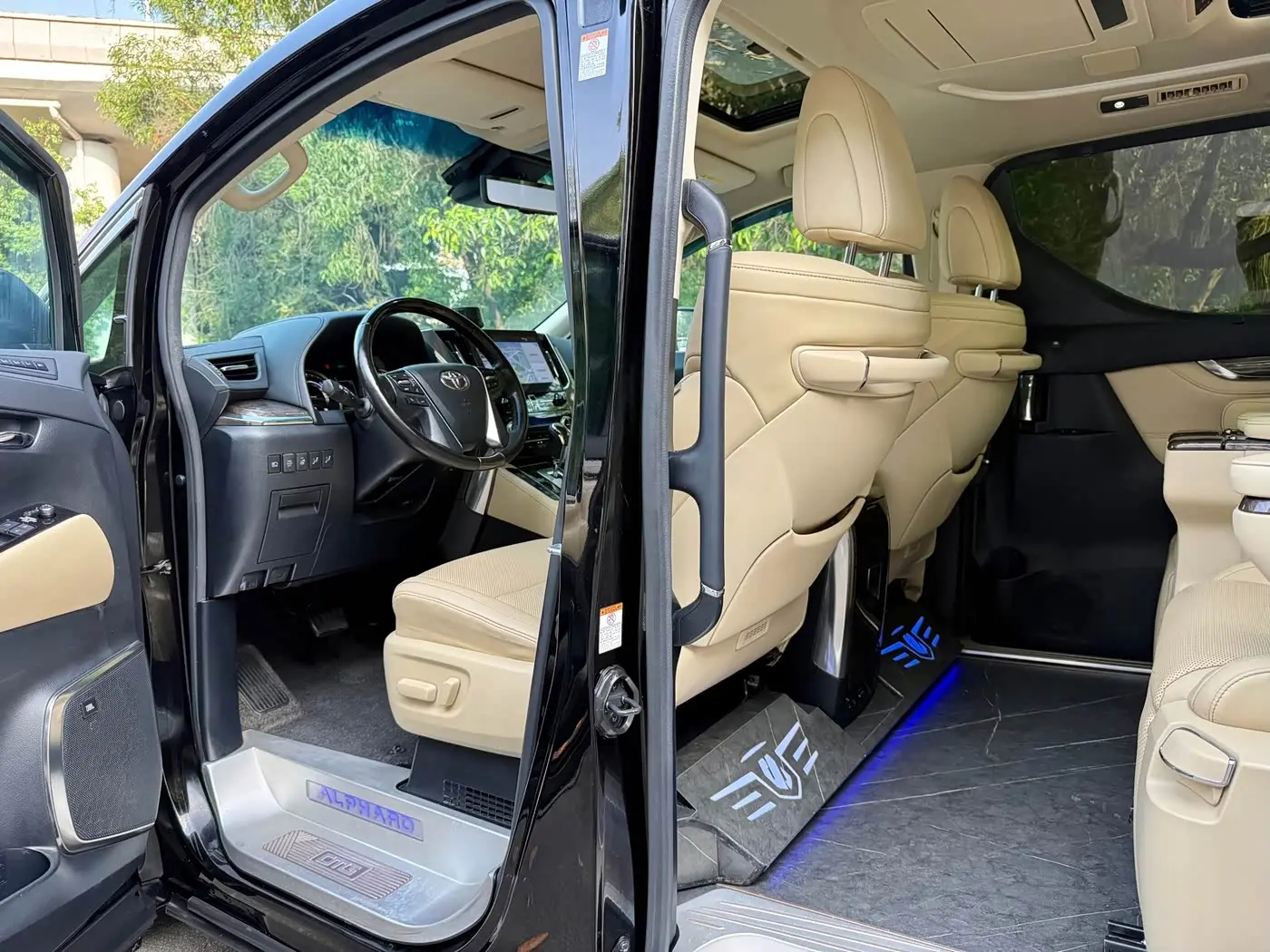 Toyota Alphard 2021 — Photo 11/20