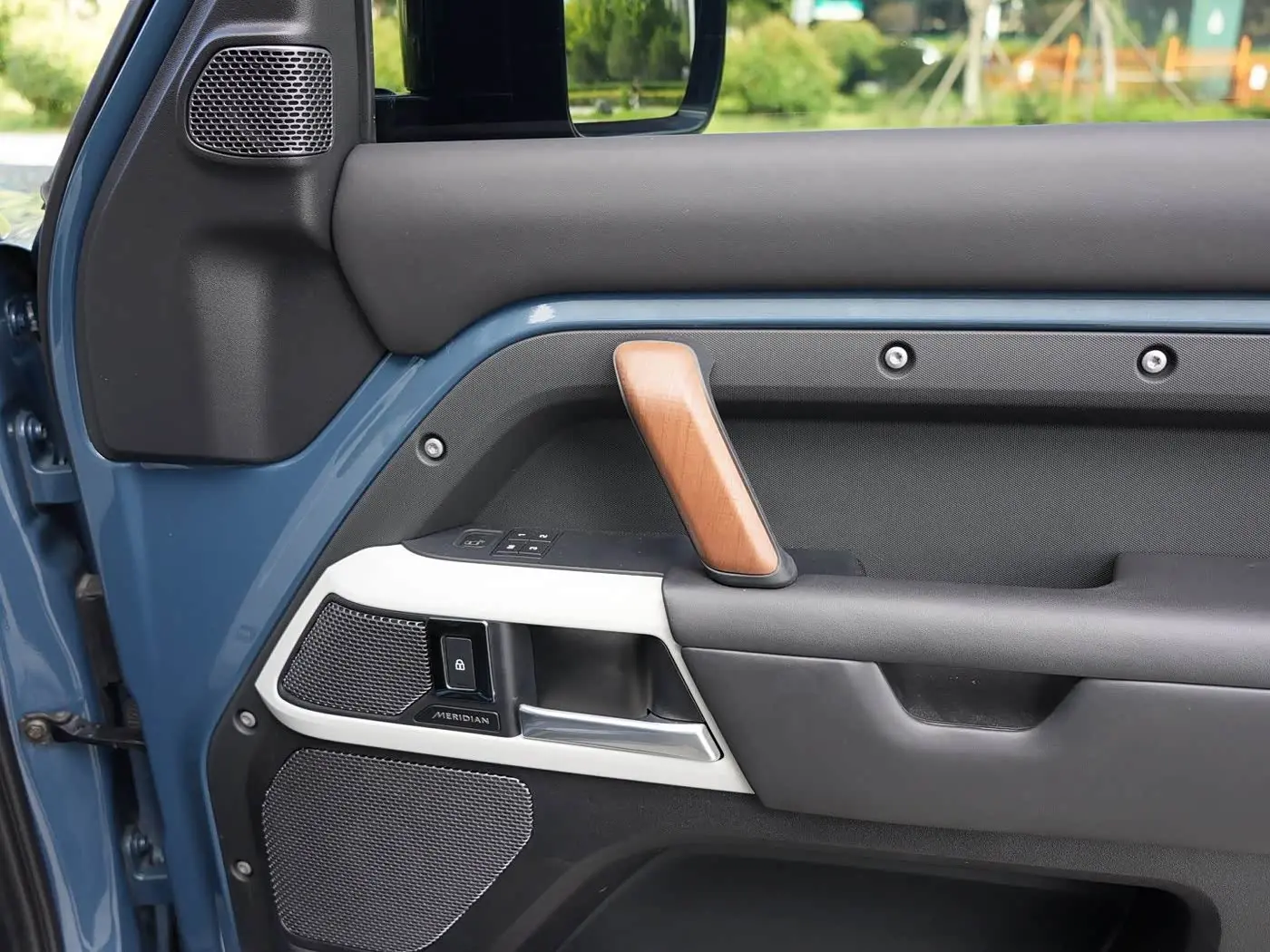 Land Rover Defender 2022 — Фото 12/14