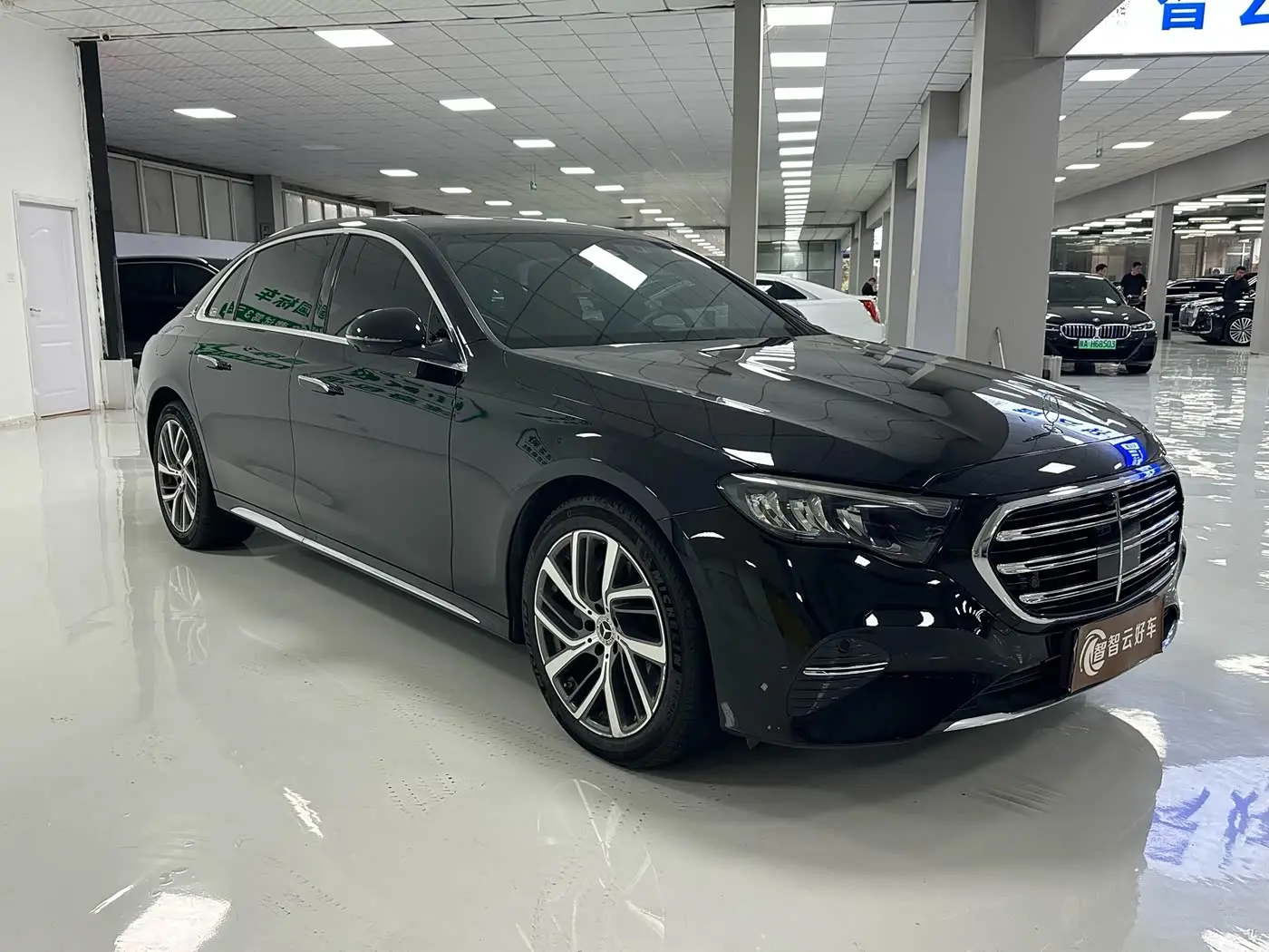 Mercedes-Benz E-Class 2024 — Photo 3/9