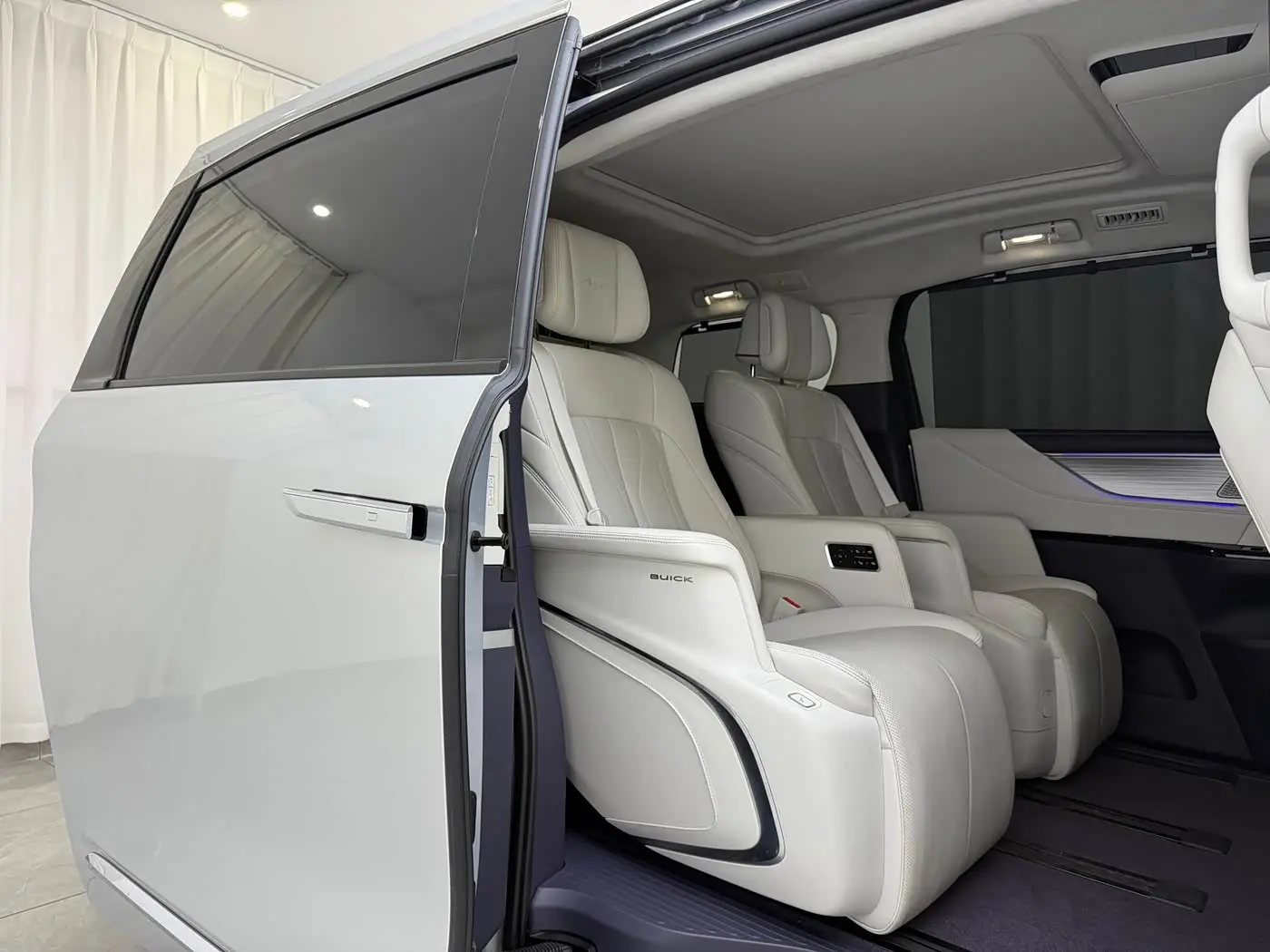 Buick GL8 2025 — Photo 14/16