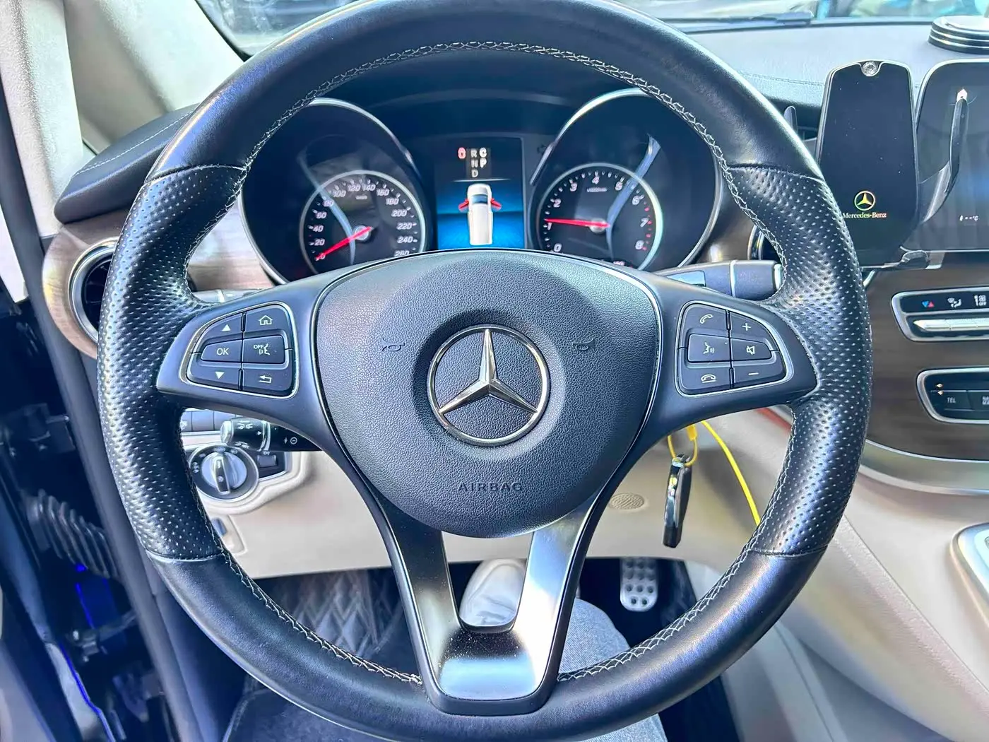 Mercedes-Benz V-Class 2021 — Photo 8/20