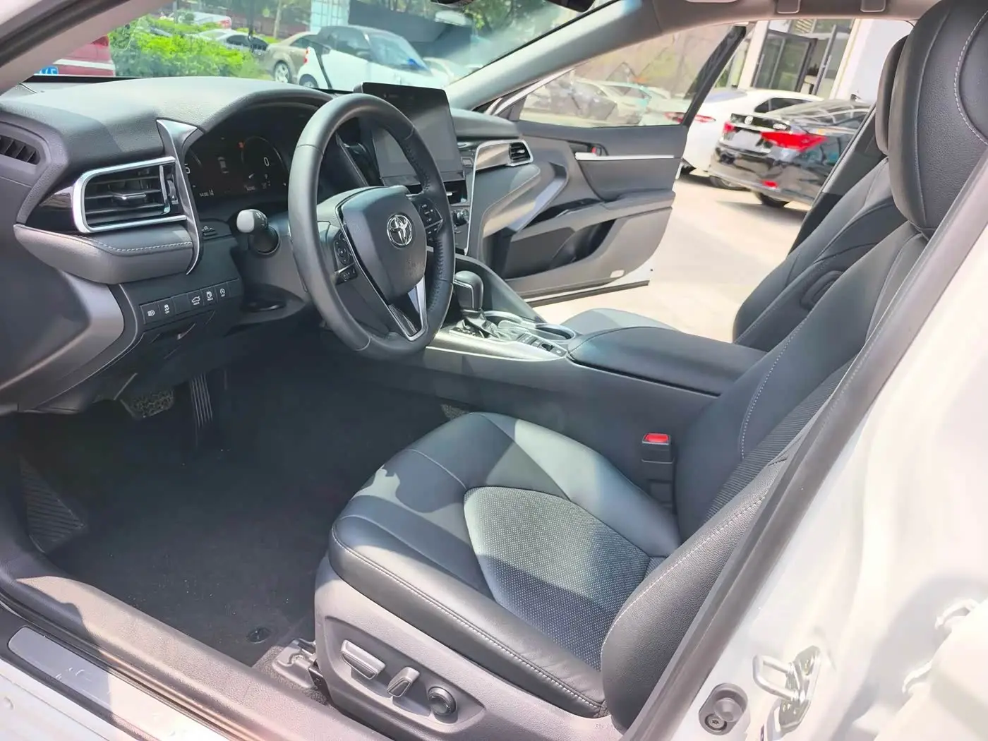 Toyota Camry 2023 — Фото 9/20