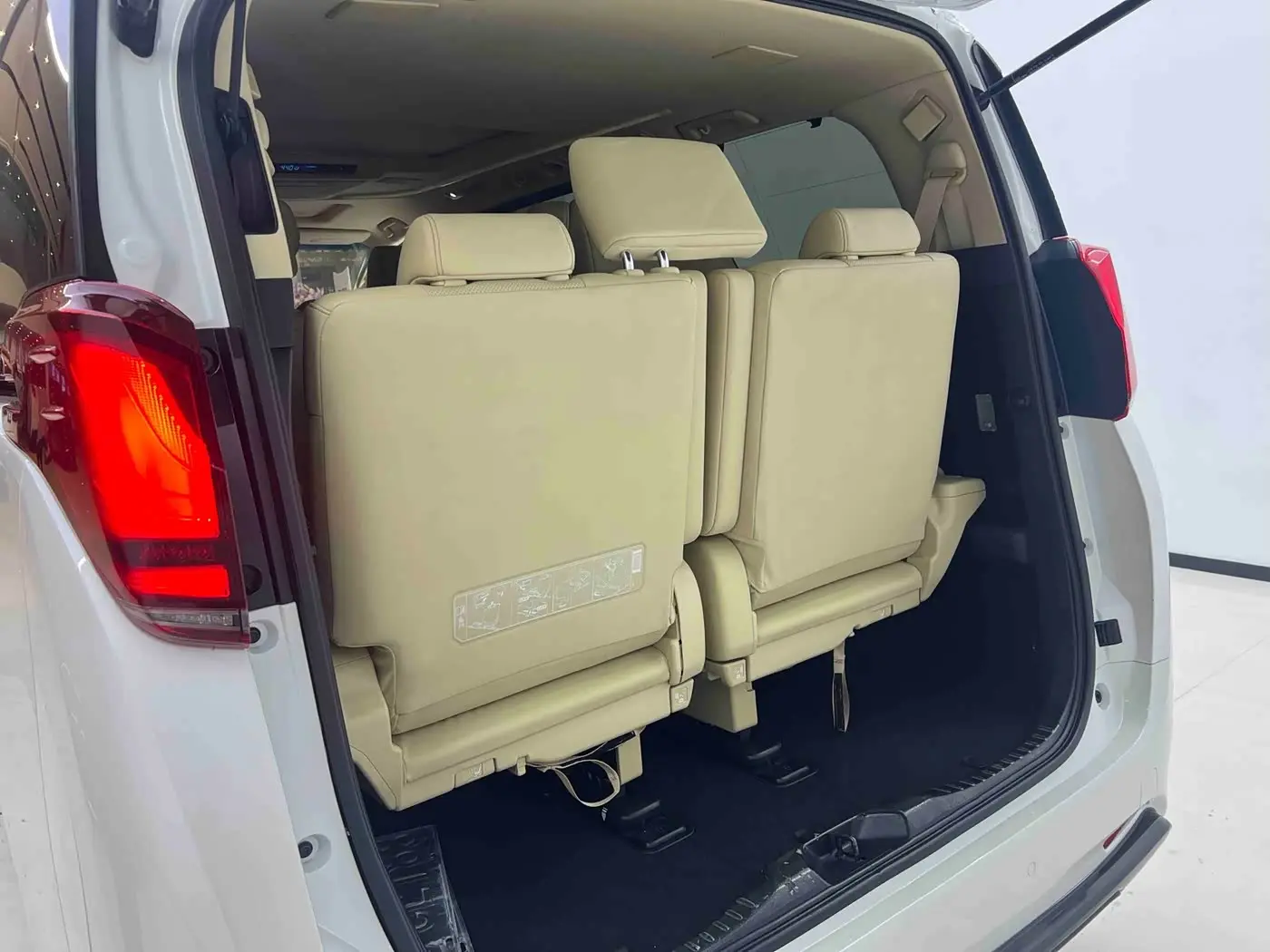Toyota Alphard 2021 — Photo 17/20