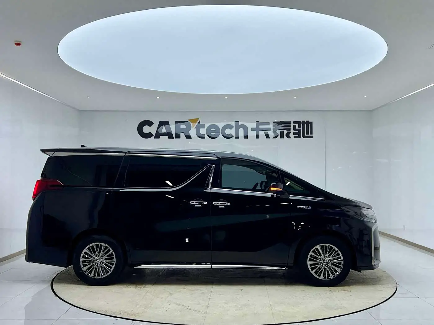 Toyota Alphard 2023 — Photo 9/20